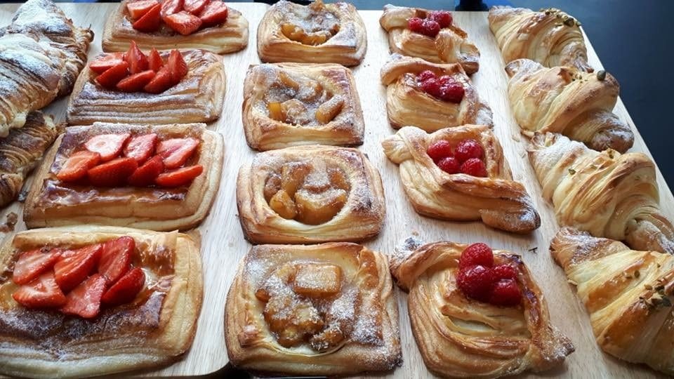 Location d'une boutique à Londres : gros plans sur des patisseries de Maison Puget